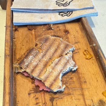 Kahve Dünyası'nda Tost Makinesinde Unutulan Sandviç Şikayeti