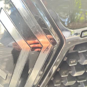 Renault Clio Logolarındaki Deformasyon Garantili Değişim Talebi