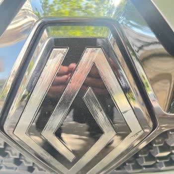 Renault Clio Logolarındaki Deformasyon Garantili Değişim Talebi