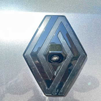 Renault Clio Logolarındaki Deformasyon Garantili Değişim Talebi