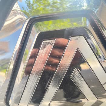Renault Clio Logolarındaki Deformasyon Garantili Değişim Talebi