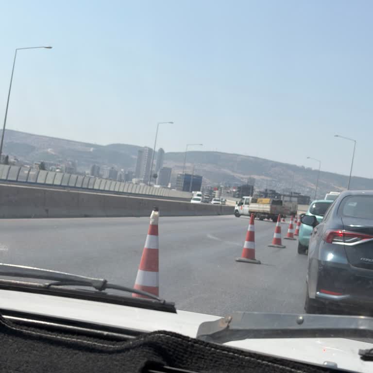 İzmir Otobanında Plansız Yol Kapatmalarına Karşı Düzenli Bilgilendirme Ve Plan Talebi