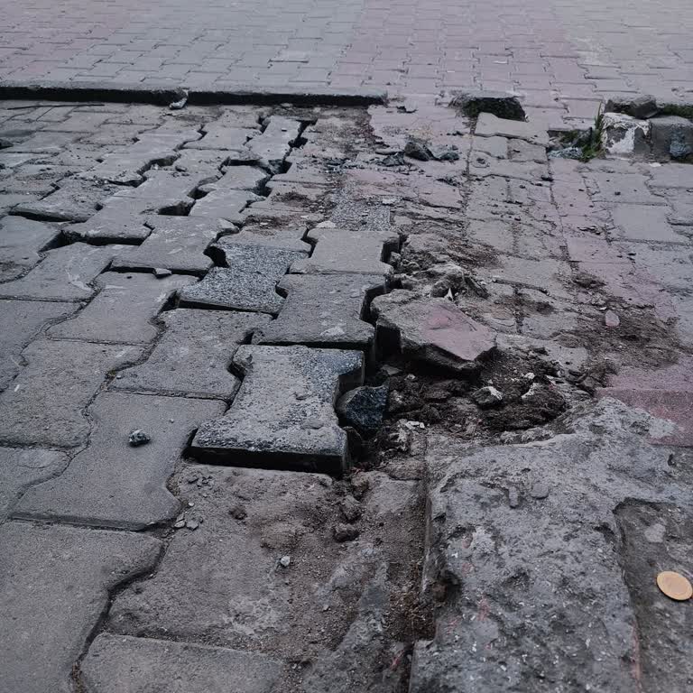 Kırık Kaldırım Taşları Çocuk Düşme Riski Oluşturuyor