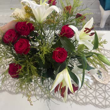 20 Lilyumlu Bukette Sadece 7 Lilyum Ve Balon Eksik