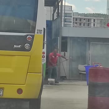 Bursa Nilüfer'de Total İstasyonunda Çalışanın Tanker Yakınında Sigara İçmesi Güvenlik İhlali