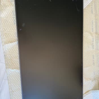 Samsung Yetkili Servisinin Dikkatsiz Montajı Sonrası 75 İnç Frame TV Kırıldı