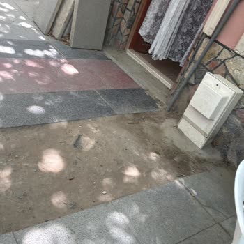 Açıkta Kalan Su Borusu Ve Çökük Yol Çocuklar İçin Hayati Tehlike