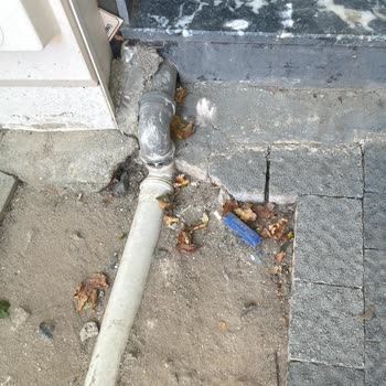 Açıkta Kalan Su Borusu Ve Çökük Yol Çocuklar İçin Hayati Tehlike