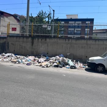 Buca Seyhan Mahallesi Sokaklarda Çöp Birikimi Ve Temizlik Eksikliği