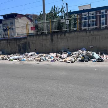 Buca Seyhan Mahallesi Sokaklarda Çöp Birikimi Ve Temizlik Eksikliği