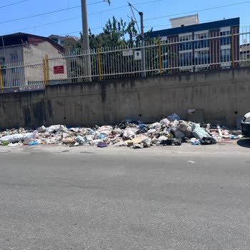Buca Seyhan Mahallesi Sokaklarda Çöp Birikimi Ve Temizlik Eksikliği