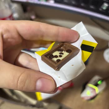 Eti Petito Mini Çikolatasında Canlı Solucan Görüldü