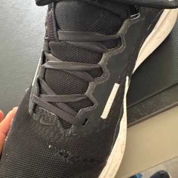 Nike Downshifter 13 Ayakkabısının Üst Tül Bölümünün Erken Yırtılması Ve Ücretsiz Değişim Talebi