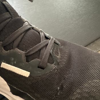 Nike Downshifter 13 Ayakkabısının Üst Tül Bölümünün Erken Yırtılması Ve Ücretsiz Değişim Talebi