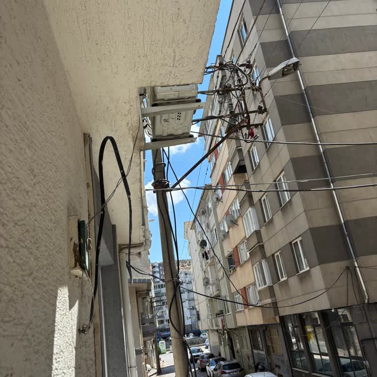 Elektrik Direklerinin Bina Cephelerine Yakınlığı Güvenlik Tehdidi