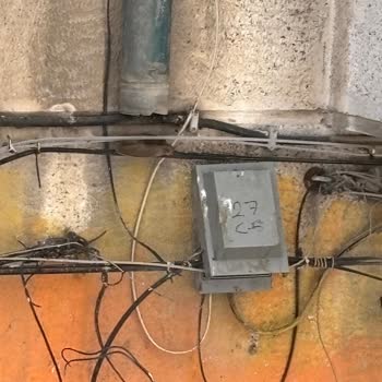 Mahalledeki Atıl Telefon Kabloları Görüntü Kirliliği Ve Tehlike