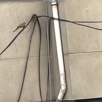 Mahalledeki Atıl Telefon Kabloları Görüntü Kirliliği Ve Tehlike