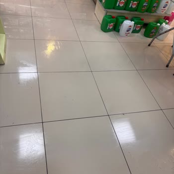 Kaygan Zemin Uyarısı Olmadan Düşme Ve Personelin Dikkatsiz Tutumu