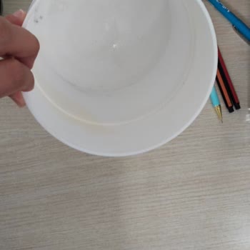 Çiçek Sepeti Havalandırmasız Ve Drenajsız Saksı Kutusu Nedeniyle Çiçeğin Çürümesi