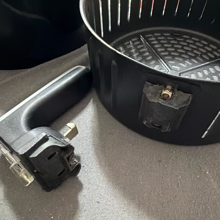 Airfryer Sapı Kırıldı, Sepet Ayrıldı Ve Yedek Parça Bulunamıyor