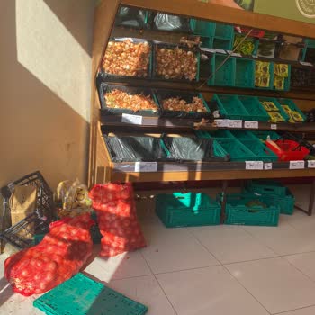 Pendik Şok Market’te Hijyenik Olmayan Ortam, Boş Raflar Ve Çalışmayan Tartı