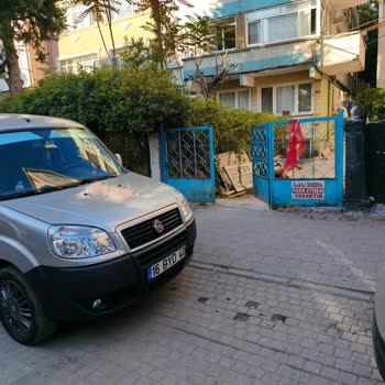 Garaj Girişindeki Sürekli Araç Parkı Engeli Ve Kalıcı Çözüm Talebi