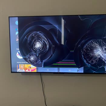 TCL Televizyon Ekranda Ciddi Çatlaklar ve Renkli Çizgiler Oluştu