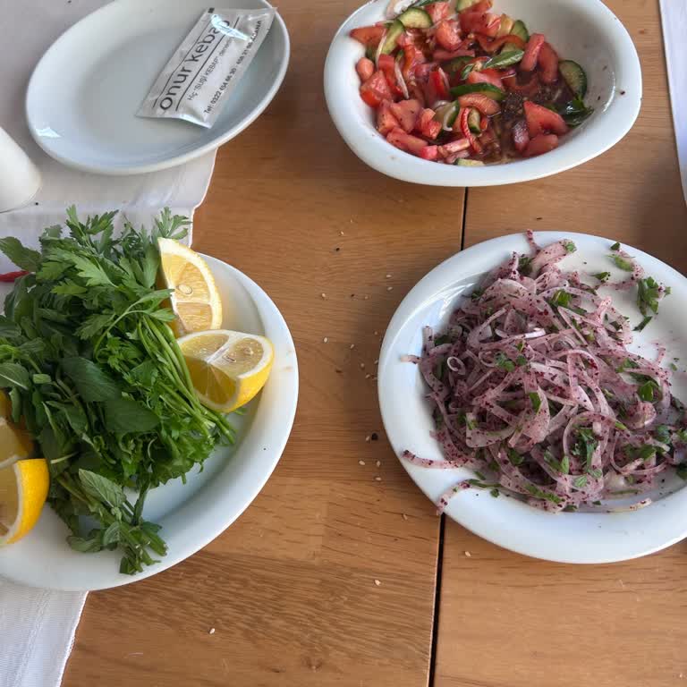 Yetersiz Mezeler Ve Gizli Salata Ücretiyle Memnuniyetsizlik