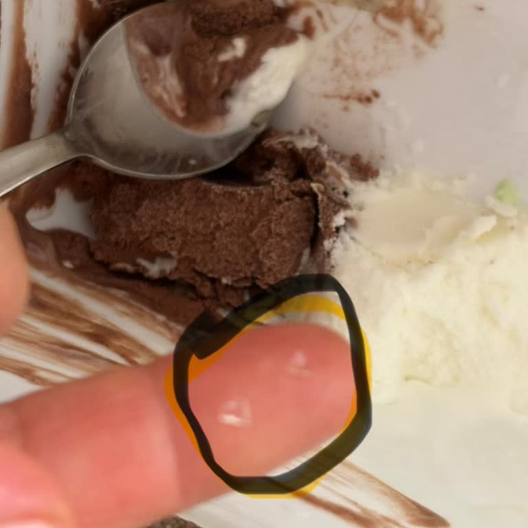 Dondurmanın İçinden Çıkan Cam Parçası: Sağlık Riski
