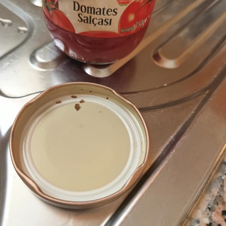 File Mağazası’ndan Alınan Tukaş Salçanın Kapağında Ölmüş Böcek