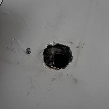 Montaj Hatası Duvarı Zarar Gördürdü Ve Klima İç Ünitesi Kirli