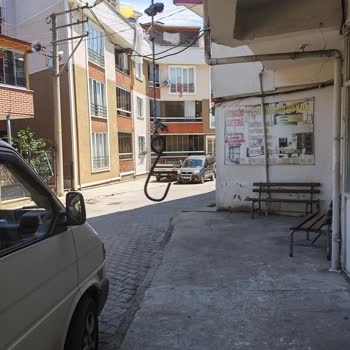 Kuruçeşme Mahallesi Kaldırımındaki Keskin Paslı Kanca Acilen Kaldırılmalı