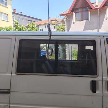 Kuruçeşme Mahallesi Kaldırımındaki Keskin Paslı Kanca Acilen Kaldırılmalı