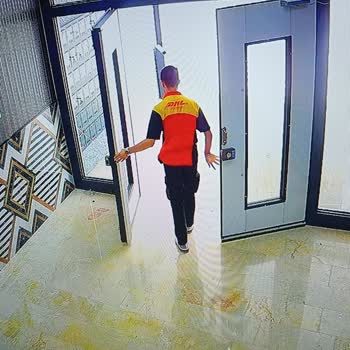 DHL Görevlisinin Kapıyı Açık Bırakması Güvenlik Riskine Yol Açıyor