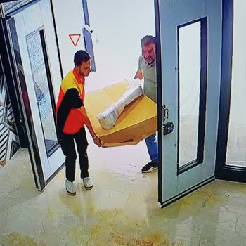 DHL Görevlisinin Kapıyı Açık Bırakması Güvenlik Riskine Yol Açıyor