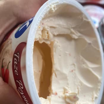Sek Közlenmiş Ve Acı Biberli Taze Peynir Ambalajında Büyük Boşluk Ve Eksik Gramaj
