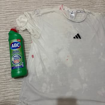 Yeni Adidas Tişörtüm Ultra Çamaşır Suyu İle Kırmızı Leke Bırakarak Mahvoldu