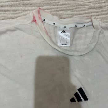 Yeni Adidas Tişörtüm Ultra Çamaşır Suyu İle Kırmızı Leke Bırakarak Mahvoldu