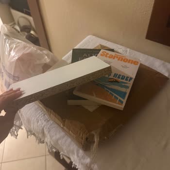 Üç Kitap Eksik, Kargo İçinde Sunta Parçası Gönderildi