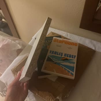 Üç Kitap Eksik, Kargo İçinde Sunta Parçası Gönderildi