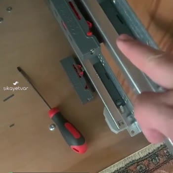 Samet A. Ş Çekmece Kapanmıyor Ray Yüzünden!