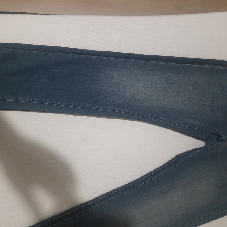 Mavi Pantolon Beden Ve Boy Uzunluğunda Etiket Hatası