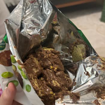 Kahve Dünyası'ndan Fıstıklı Çikolata Paketi Ezilmiş Ve Yırtılmış