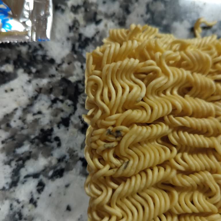 Küflü Noodle Sağlık Riski Ve Ürün Kontrolü Talebi