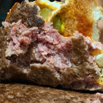 McDonalds İzmir Şubesinde Çiğ Hamburger Ve Bayat Ekmek Nedeniyle Gıda Zehirlenmesi Şikayeti