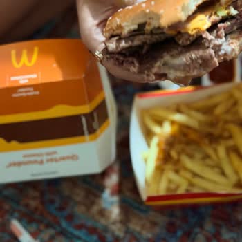 McDonalds İzmir Şubesinde Çiğ Hamburger Ve Bayat Ekmek Nedeniyle Gıda Zehirlenmesi Şikayeti