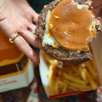 McDonalds İzmir Şubesinde Çiğ Hamburger Ve Bayat Ekmek Nedeniyle Gıda Zehirlenmesi Şikayeti
