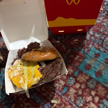 McDonalds İzmir Şubesinde Çiğ Hamburger Ve Bayat Ekmek Nedeniyle Gıda Zehirlenmesi Şikayeti