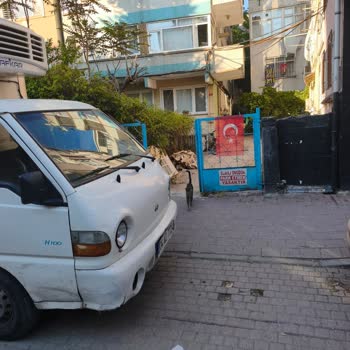 Garaj Girişi Araç Parkı Nedeniyle Sürekli Engelleniyor