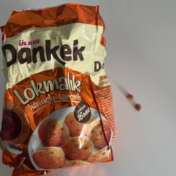 Ülker Dankek Lokmalık Havuçlu Tarçınlı Üründe Sert Yabancı Parçalar